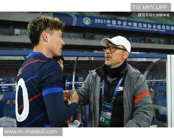 体育实时数据重庆足球队配合引发热议球迷对战术执行和团队默契提出质疑